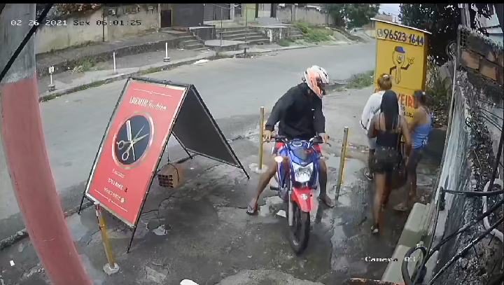Motoqueiro desarmado assalta mulheres na intimidação em São Gonçalo; veja vídeo