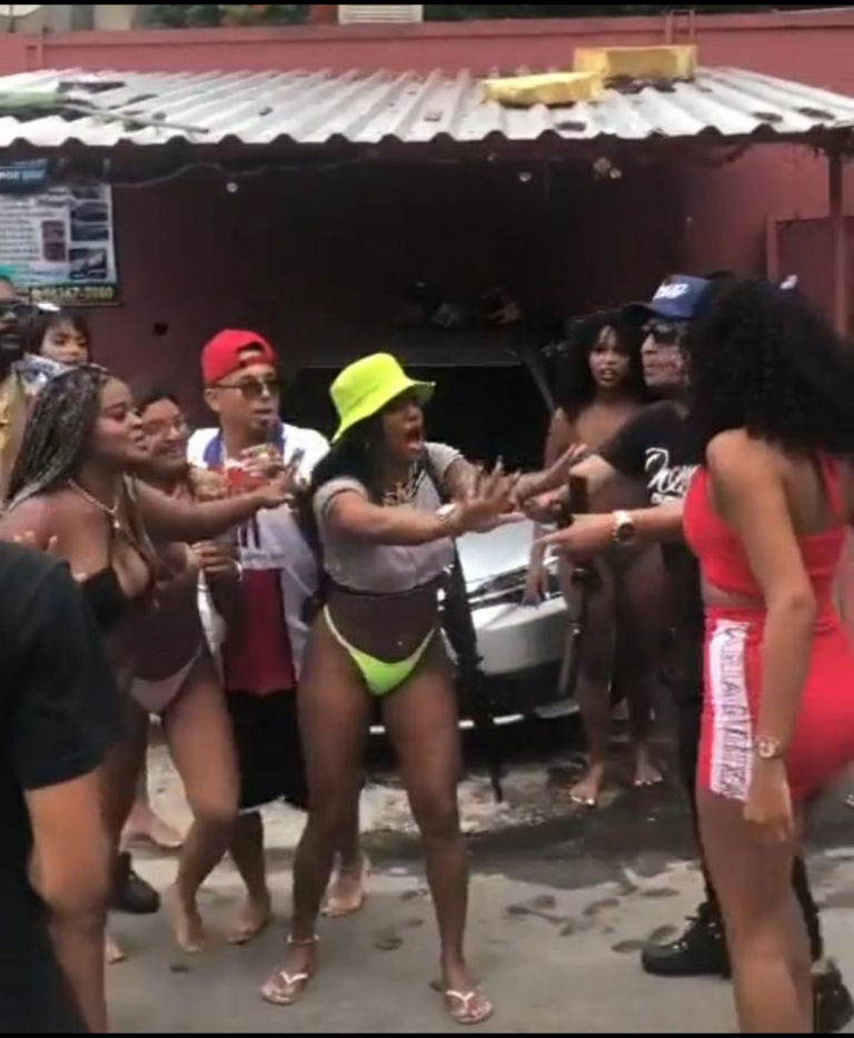 Gravação de clipe do MC Copinho termina em pancadaria entre mulheres; assista aos vídeos