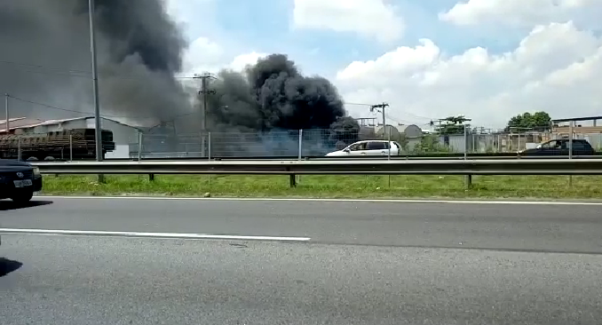 Vídeo mostra incêndio às margens da BR-101 em São Gonçalo 