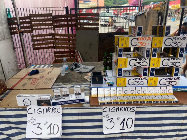 Polícia prende camelô vendendo cigarros no Vila Três, em São Gonçalo