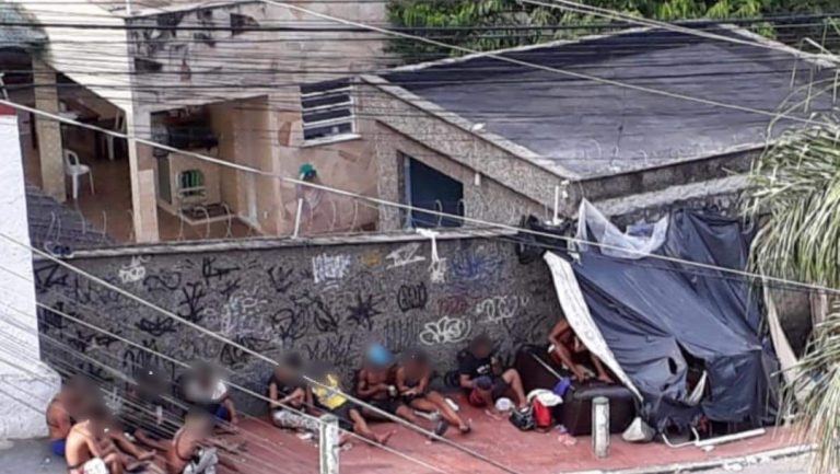 Medo e insegurança em São Gonçalo: cracolândia ocupa calçada no centro da cidade