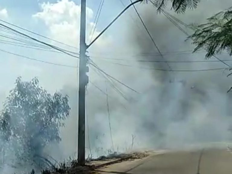 Incêndio em São Gonçalo atinge fiação e ameaça casas no Laranjal; veja vídeo