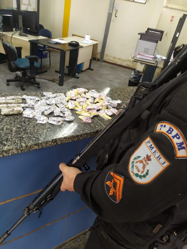 Drogas a tiracolo: Homem é preso com sacola cheia de papelotes em rua de São Gonçalo