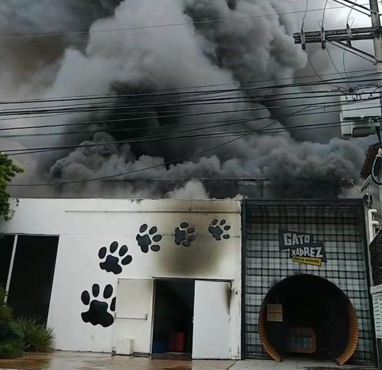 Casa de festas infantis pega fogo em Niterói (Confira o vídeo)