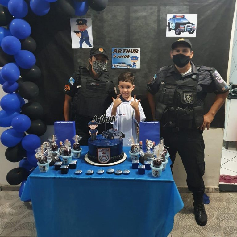 Policiais aparecem de surpresa em aniversário de menino fã da PM, em Itaboraí