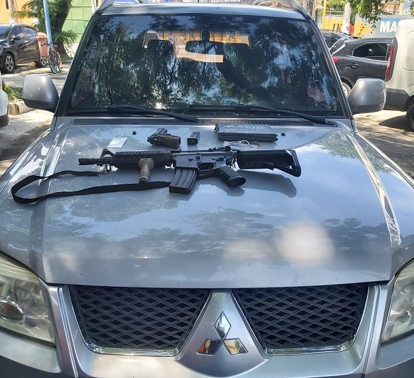 Polícia recupera carro roubado e apreende réplica de fuzil em São Gonçalo