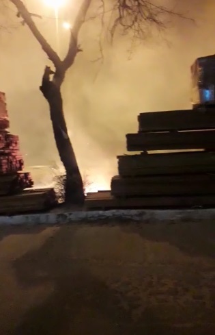 Vídeo: Incêndio na RJ-104, em SG, se aproxima de madeireira e assusta moradores