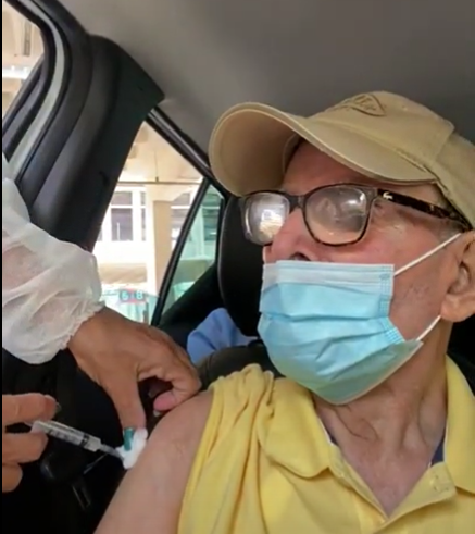 Covid-19: Vídeo mostra enfermeira fingindo vacinar idoso em Niterói