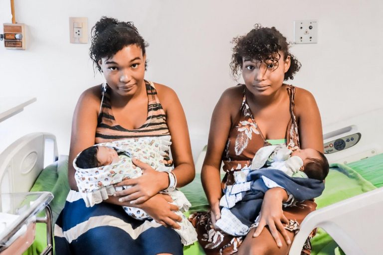 Gêmeas dão à luz com diferença de apenas 1h em Itaboraí