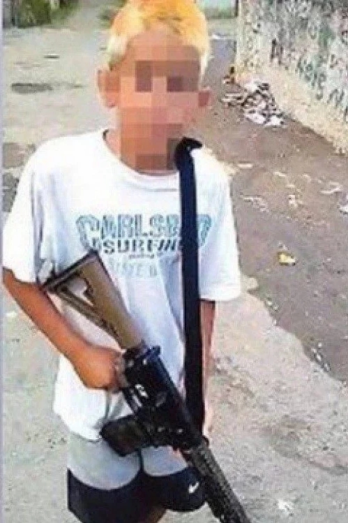 Vídeo: Morre Sementinha, traficante que chocou a internet ao ser filmado com fuzil aos 12 anos