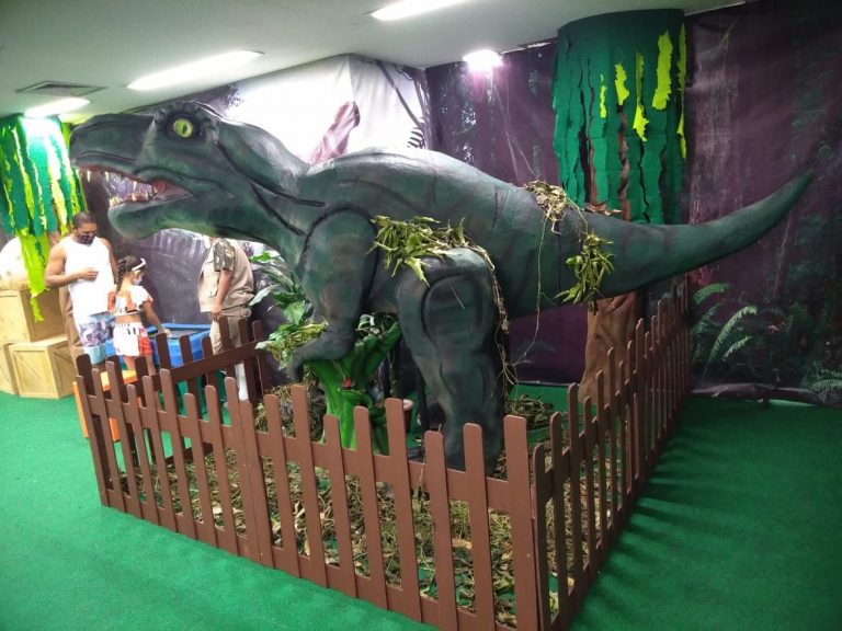 Evento gratuito leva criançada ao mundo dos dinossauros no Partage Shopping