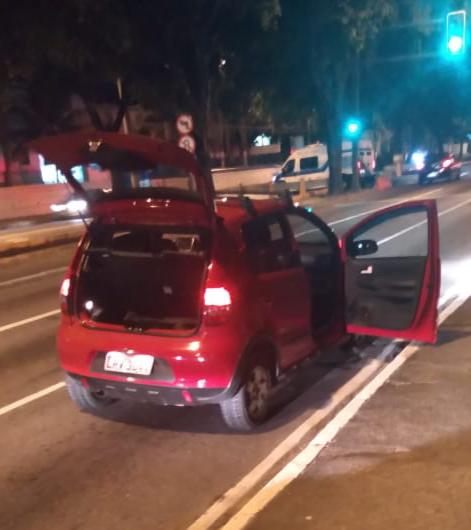 Dois jovens são presos e carro roubado é recuperado no Fonseca