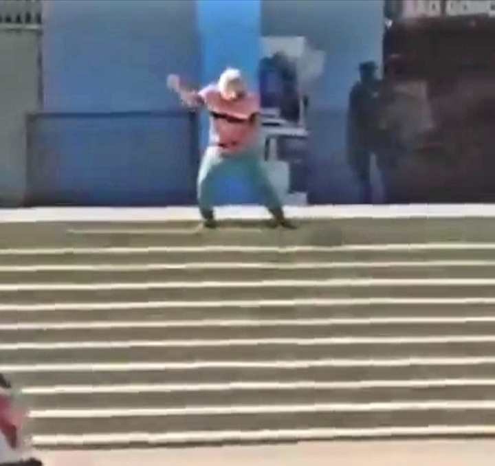 Vídeo: homem imita Michael Jackson em frente à Prefeitura de São Gonçalo