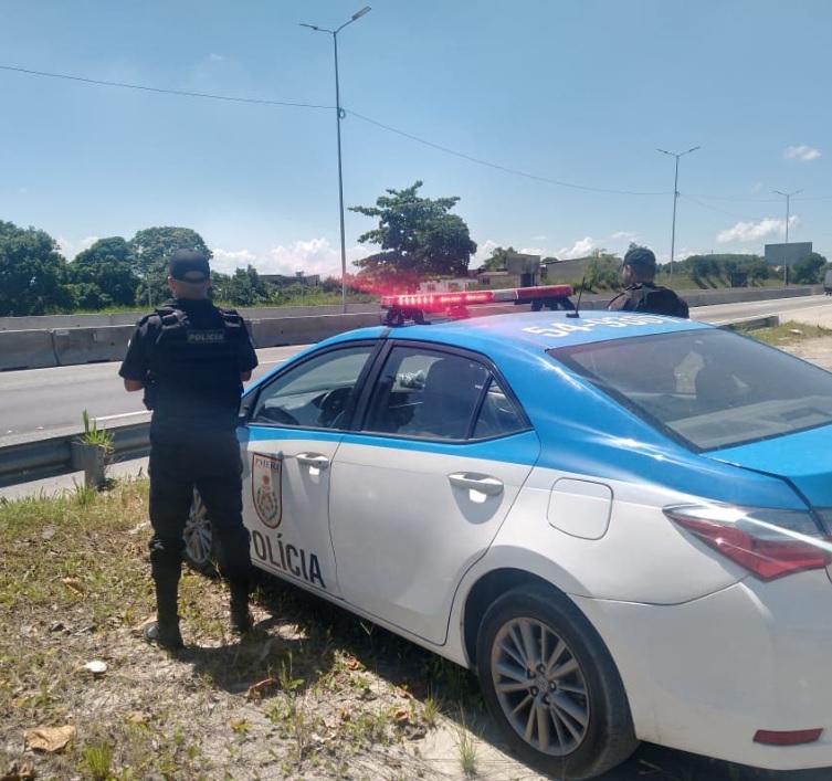 Homens armados atravessam a Rodovia Niterói-Manilha e assustam motoristas