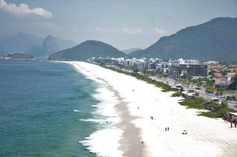 Praias de Niterói ficam vazias no início do feriado