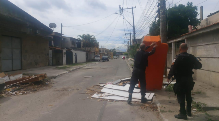 PM retira barricadas do tráfico em São Gonçalo; veja como denunciar o fechamento da sua rua