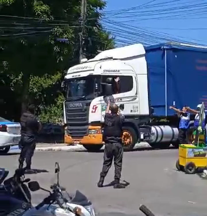 PMs prendem sequestrador de caminhoneiro em Magé (Veja vídeo)