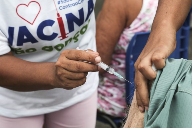 Idosos a partir de 80 anos começam a ser vacinados em São Gonçalo