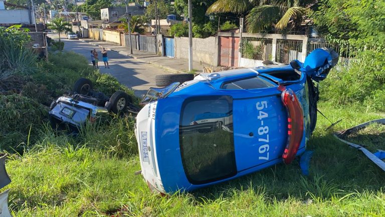 Viatura da PM capota na BR-101, em São Gonçalo; veja fotos do acidente