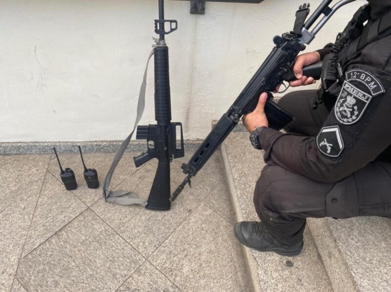 Réplica de fuzil é apreendida e quatro são detidos em Niterói