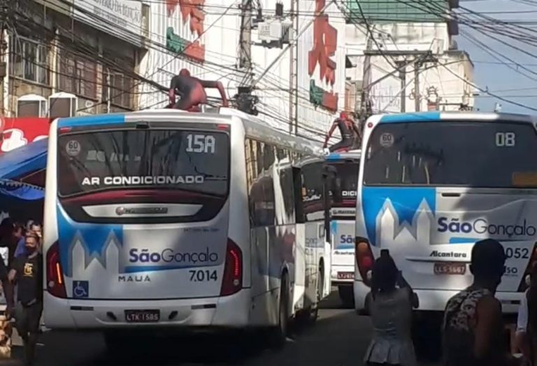 Longe de casa: Homem-Aranha é filmado pulando de ônibus em Alcântara; veja vídeos