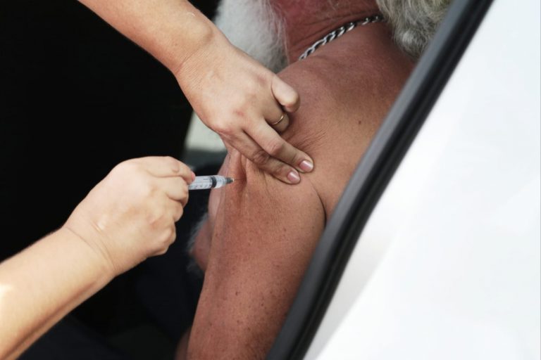 São Gonçalo inicia vacinação de idosos a partir de 76 anos na segunda; veja lista de postos