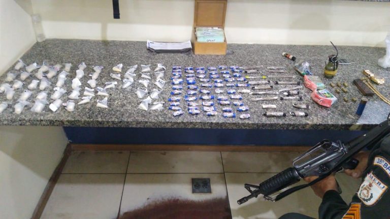 Após tiroteio, PM prende homem com drogas e munições em Itaboraí