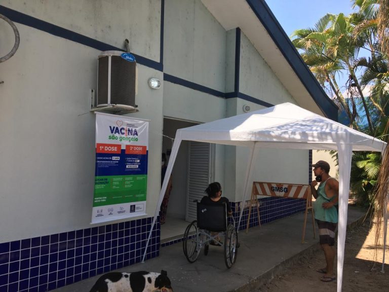Campanha contra fome continua nos postos de vacinação de Covid-19 em São Gonçalo