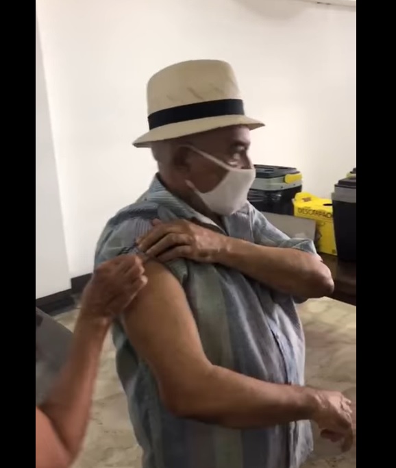 Compositor Zé Katimba, parceiro de estrelas da MPB é vacinado em Niterói