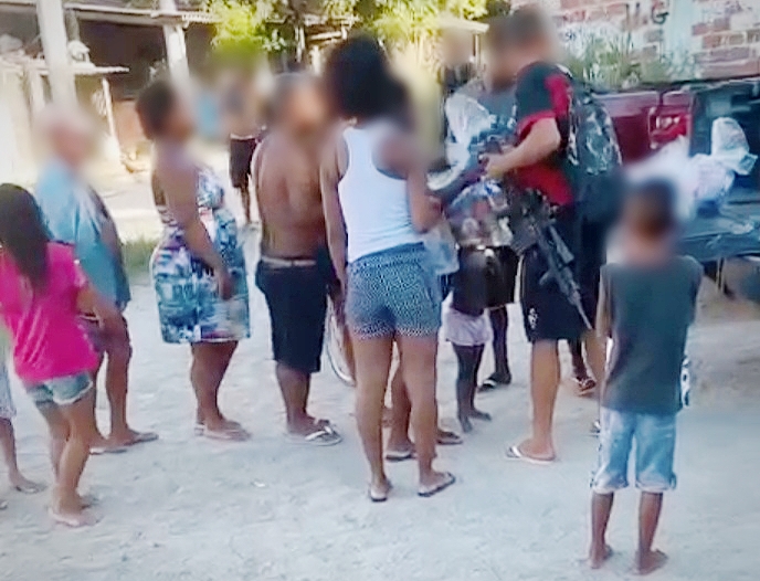 Armados, traficantes distribuem cestas básicas para moradores em favela de SG; assista ao vídeo