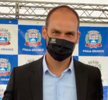 ‘Enfia no rabo’, diz filho do presidente Bolsonaro sobre máscaras contra Covid-19
