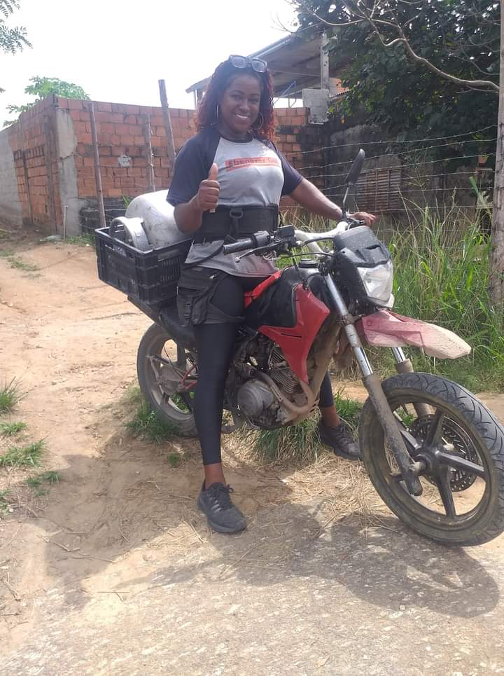 Moradora de favela em São Gonçalo cria cinco filhos vendendo botijões de gás a bordo de moto