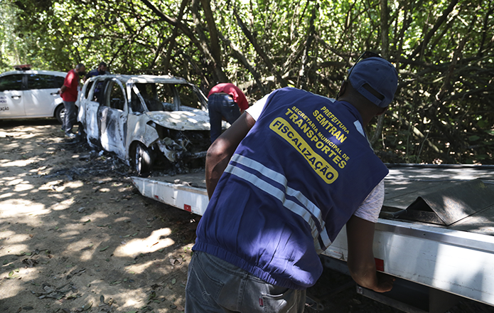 Secretaria de Transportes recolhe veículos abandonados em São Gonçalo