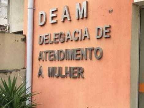 Ligação para o 190 salva mulher de ser agredida pelo marido PM em São Gonçalo
