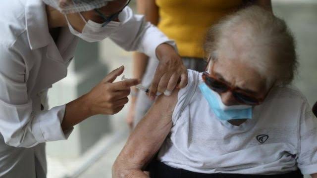 Idosos a partir de 76 anos começam a ser vacinados contra Covid-19 nesta segunda (15)