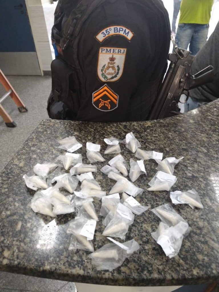 Ciclista preso na RJ-104, em Itaboraí, ia revender cocaína em São Gonçalo