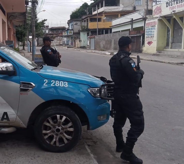 Duas pessoas são baleadas após bandidos atacarem viatura da polícia em São Gonçalo