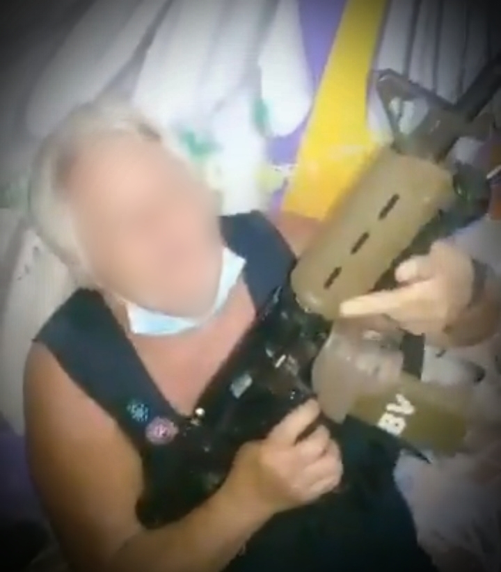 Em vídeo, idosa segura fuzil de chefão do tráfico em São Gonçalo e faz ameaças