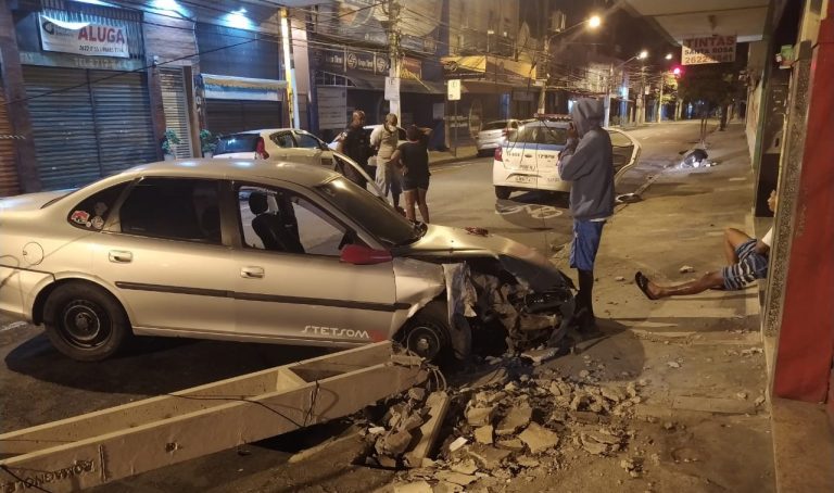 Motorista alcoolizado bate carro em poste no Centro de Niterói 