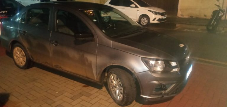 Após perseguição, carro roubado é recuperado por PMs em Maricá