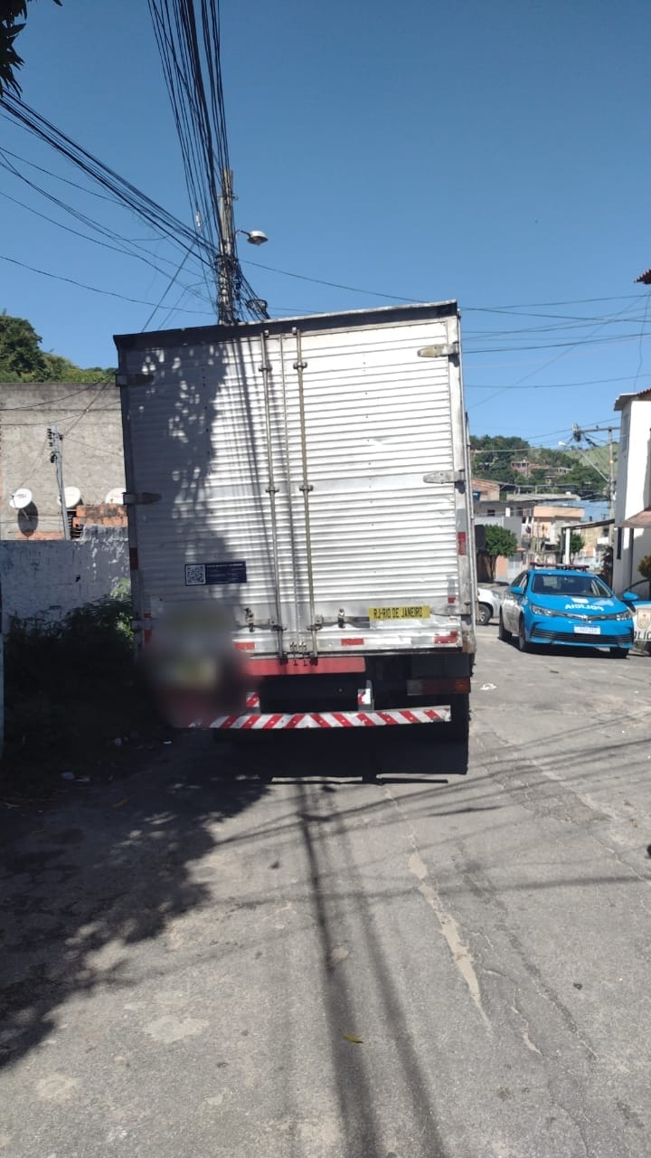 Polícia recupera carga e veículo roubado em São Gonçalo