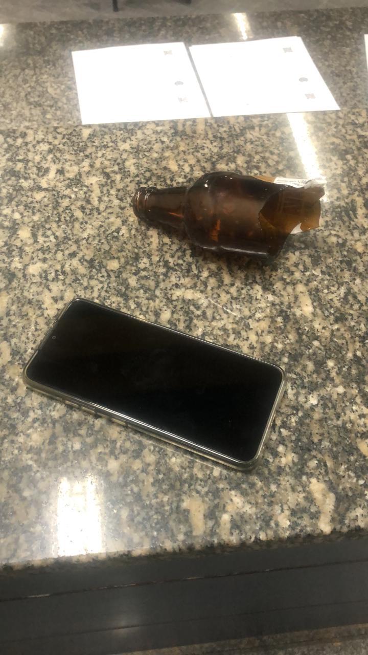 Homem ameaça mulher com pedaço de garrafa de vidro e rouba celular em Itaboraí