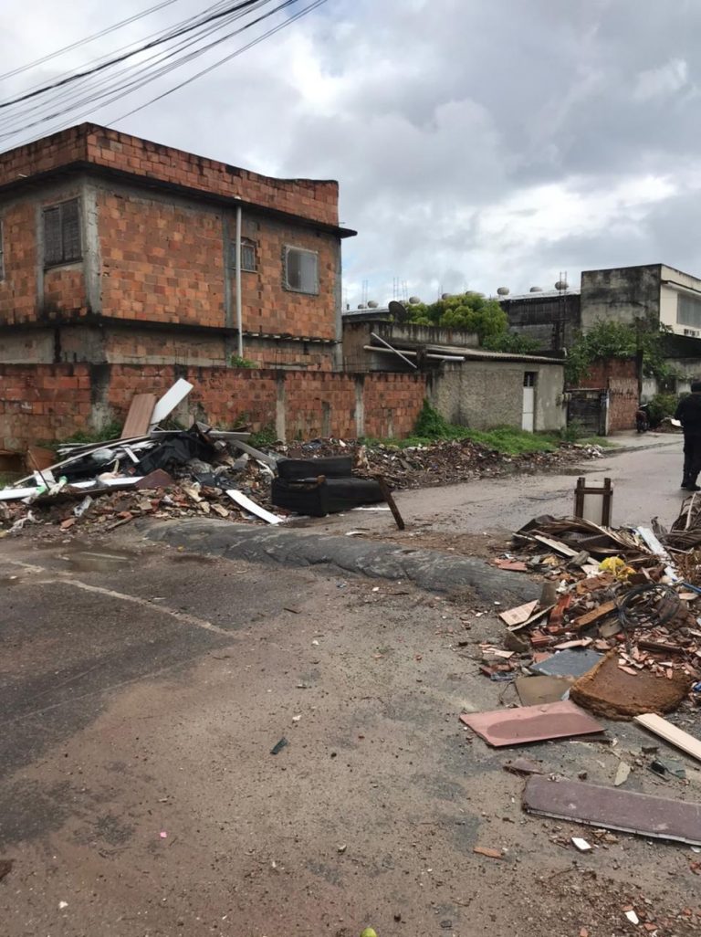 PMs retiram barricadas do tráfico em ruas da Trindade, São Gonçalo