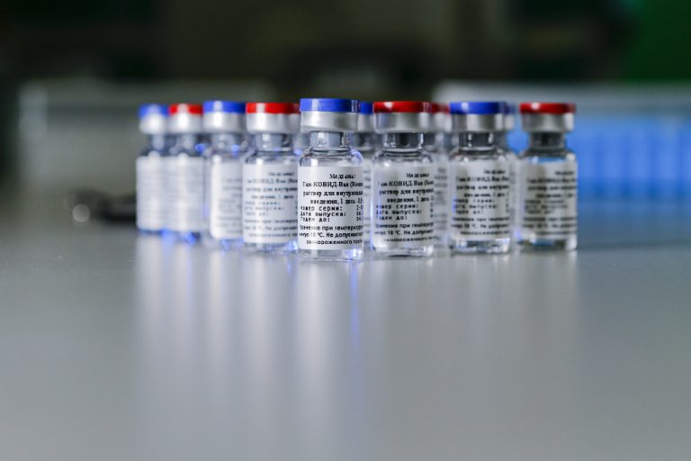 Anvisa decide nesta segunda sobre importação de vacina russa por Niterói e Maricá