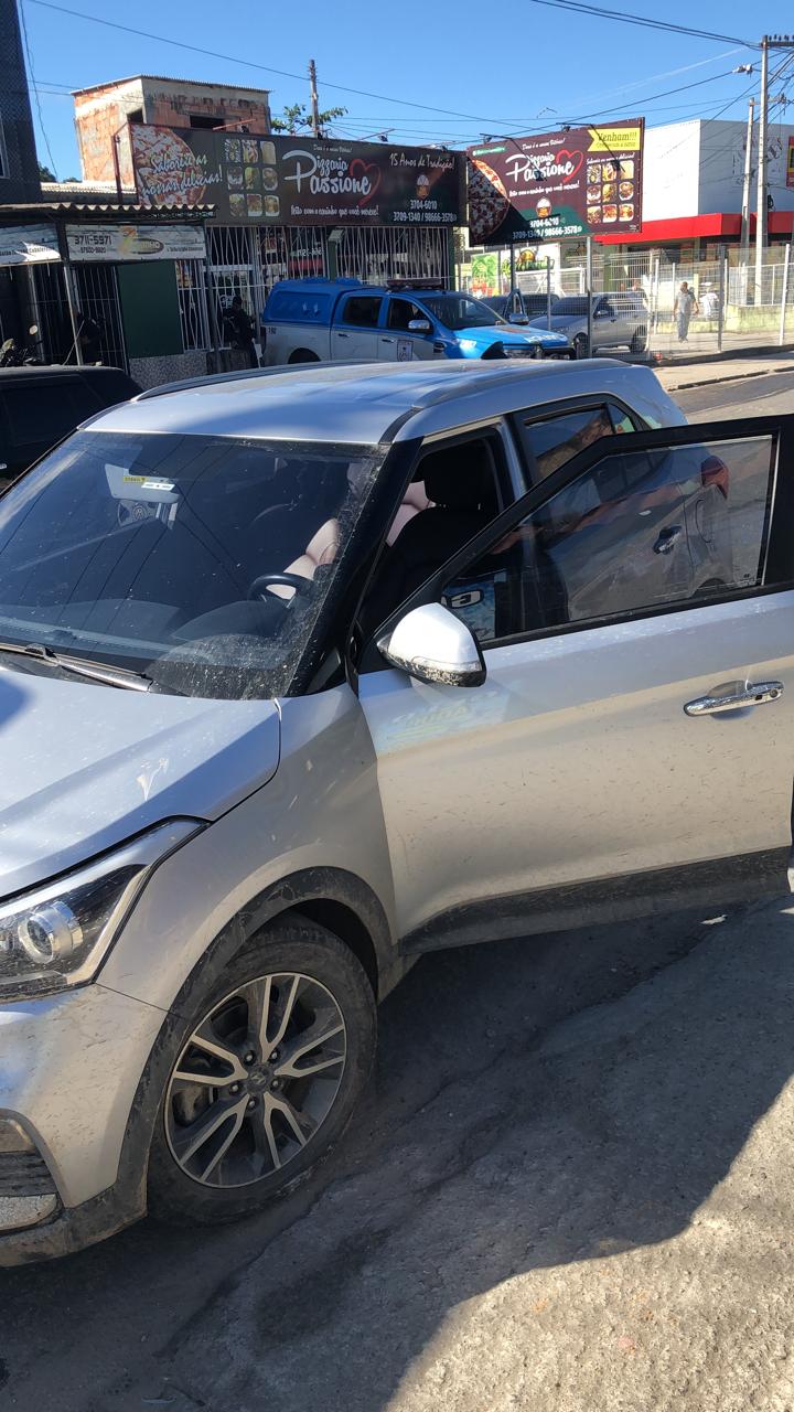 Dupla rouba carro, troca tiros com PMs e um morre no Pacheco, em São Gonçalo