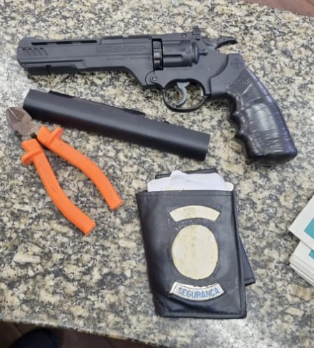 Homem é preso ao ameaçar funcionários de loja com arma falsa e alicate, em Niterói