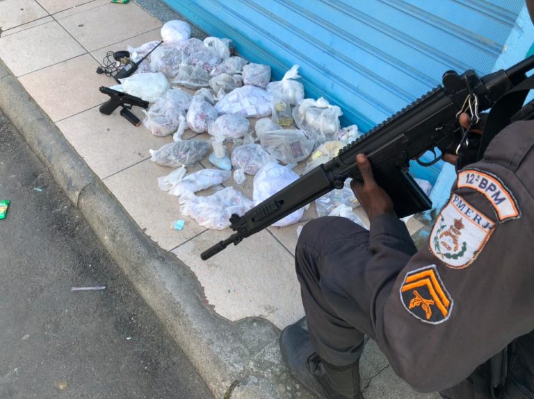 Jovens são presos e arma e drogas apreendidas na Favela Nova Brasília, em Niterói