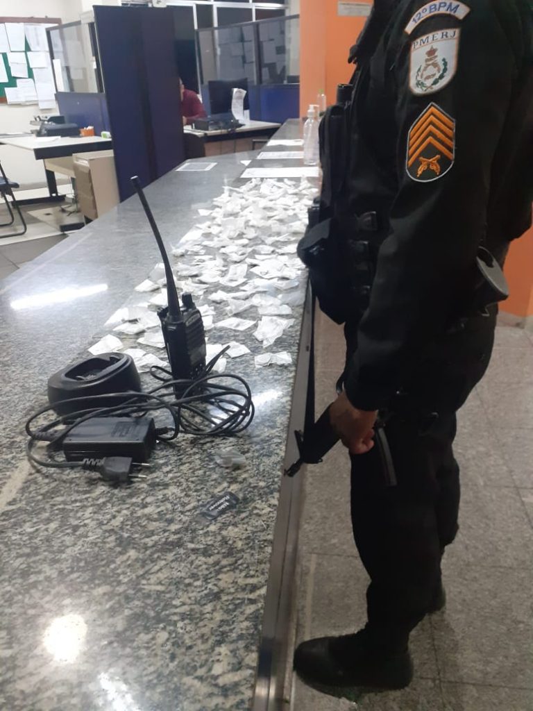 Homem é preso com drogas no Complexo do Viradouro, em Niterói