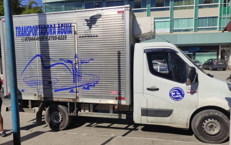 Homens roubam carga de frios em caminhão no Maria Paula