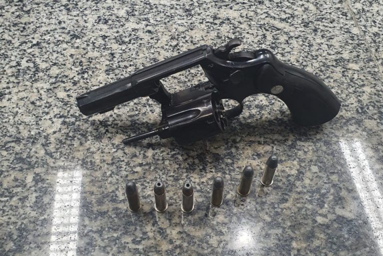 Arma é encontrada dentro de lixeira em banheiro de hospital de São Gonçalo e dupla é presa